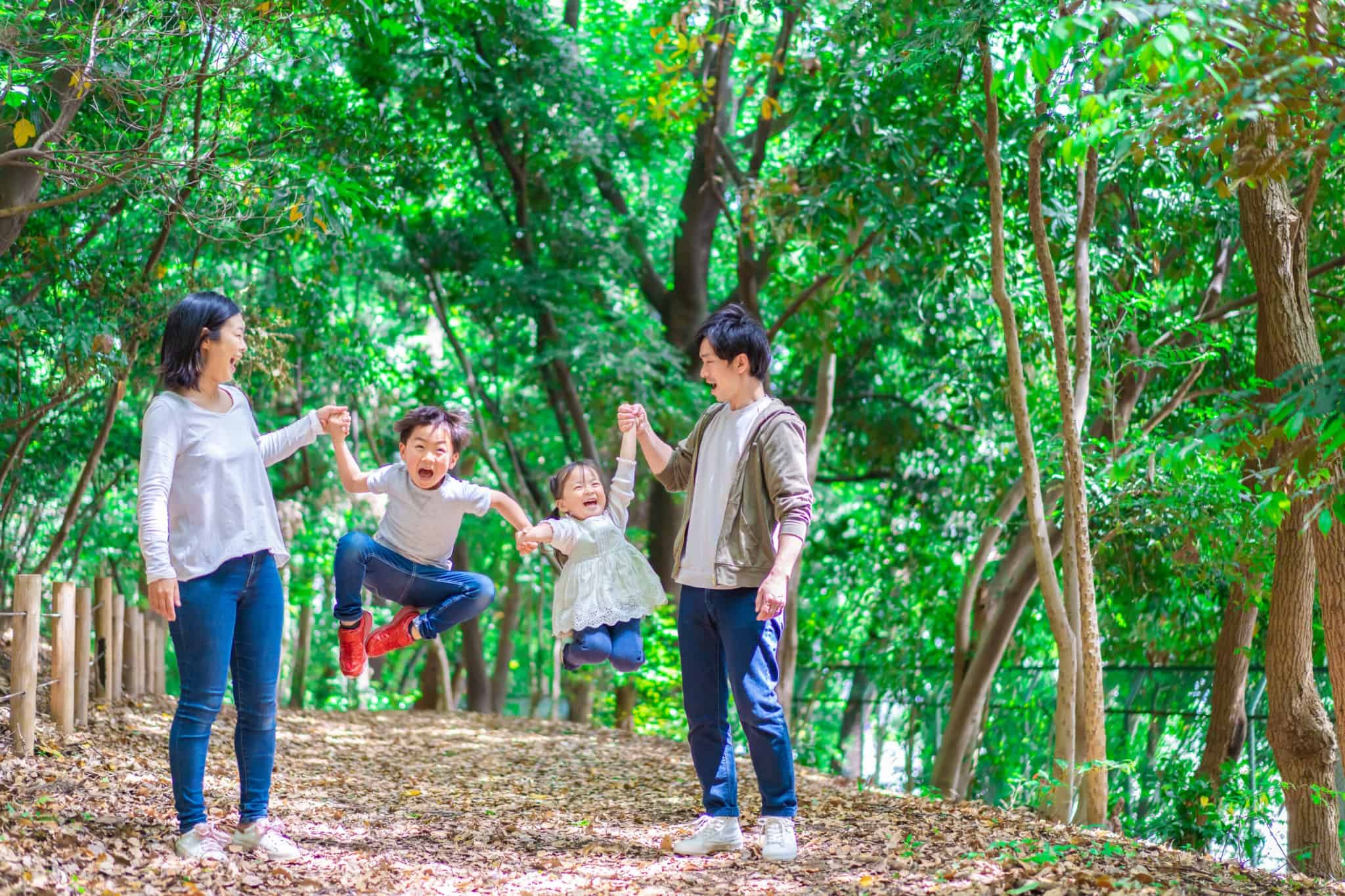 森の中をみんなで散策